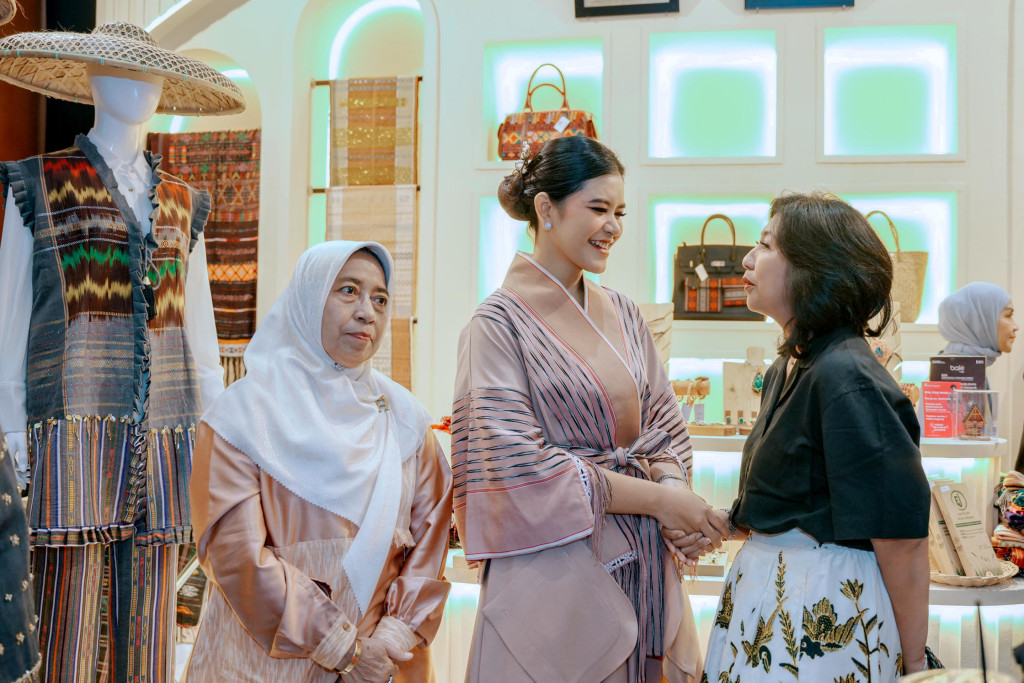Kahiyang Ayu Kenalkan Warisan Budaya Sumut di Ajang Indonesia Fashion Week 2025